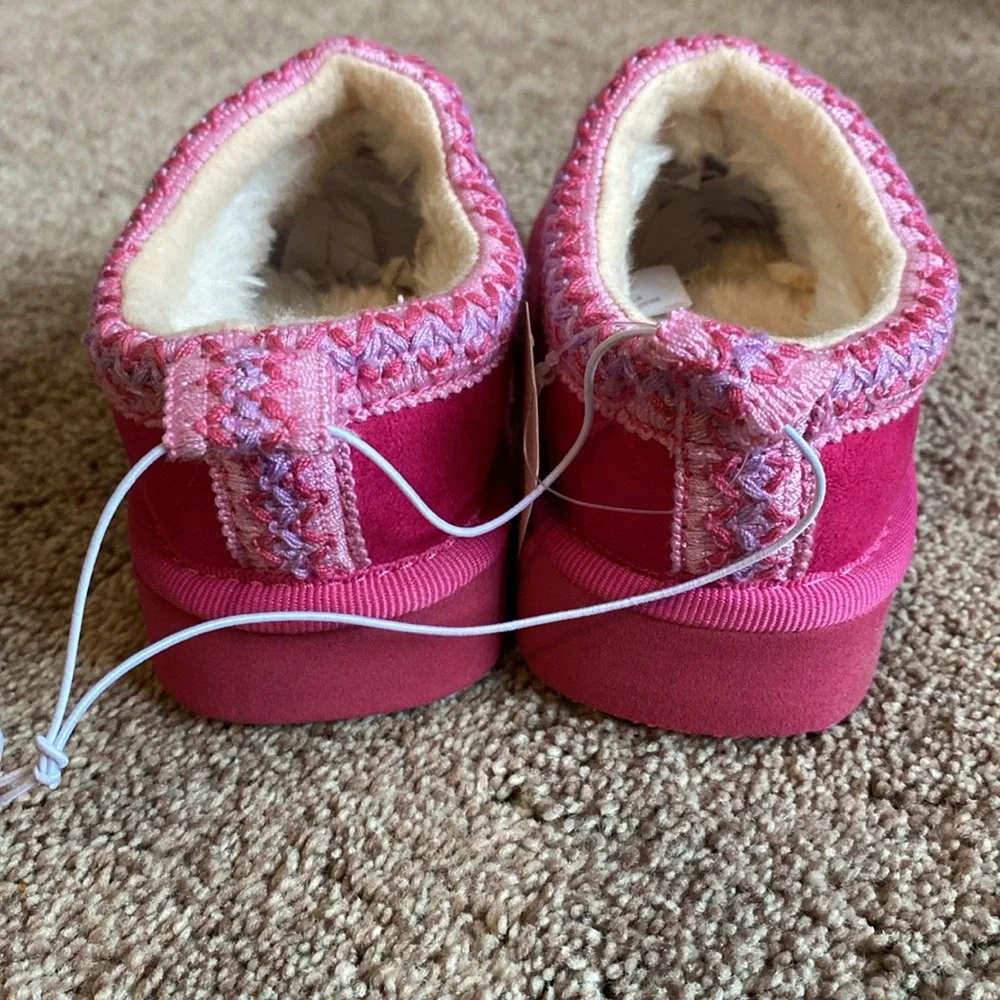 NWT Falls Creek Girls Pink Moccasins. Slip on slipper shoe. Little Girls 9 & 10